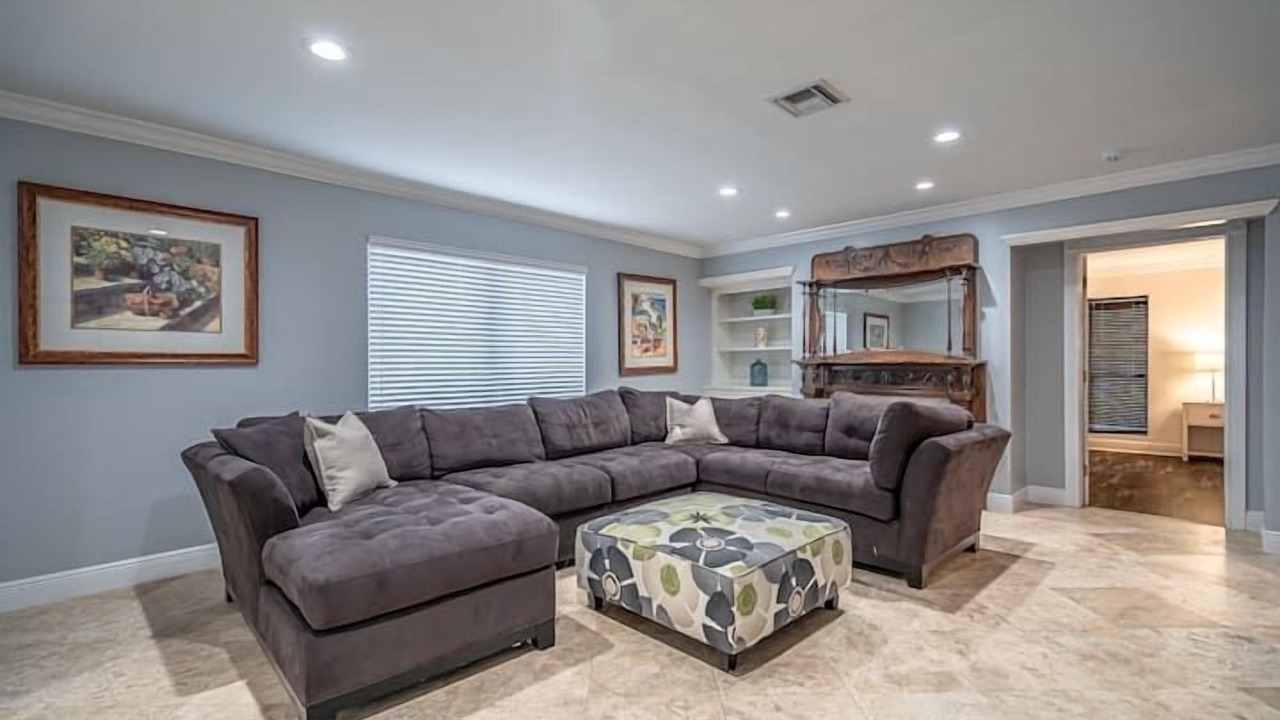 Photo of Livingroom in Hollywood Lakes