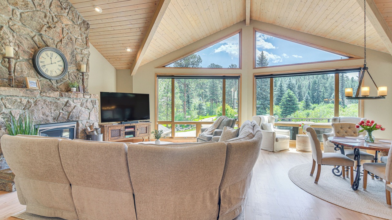 Photo of Livingroom in Evergreen
