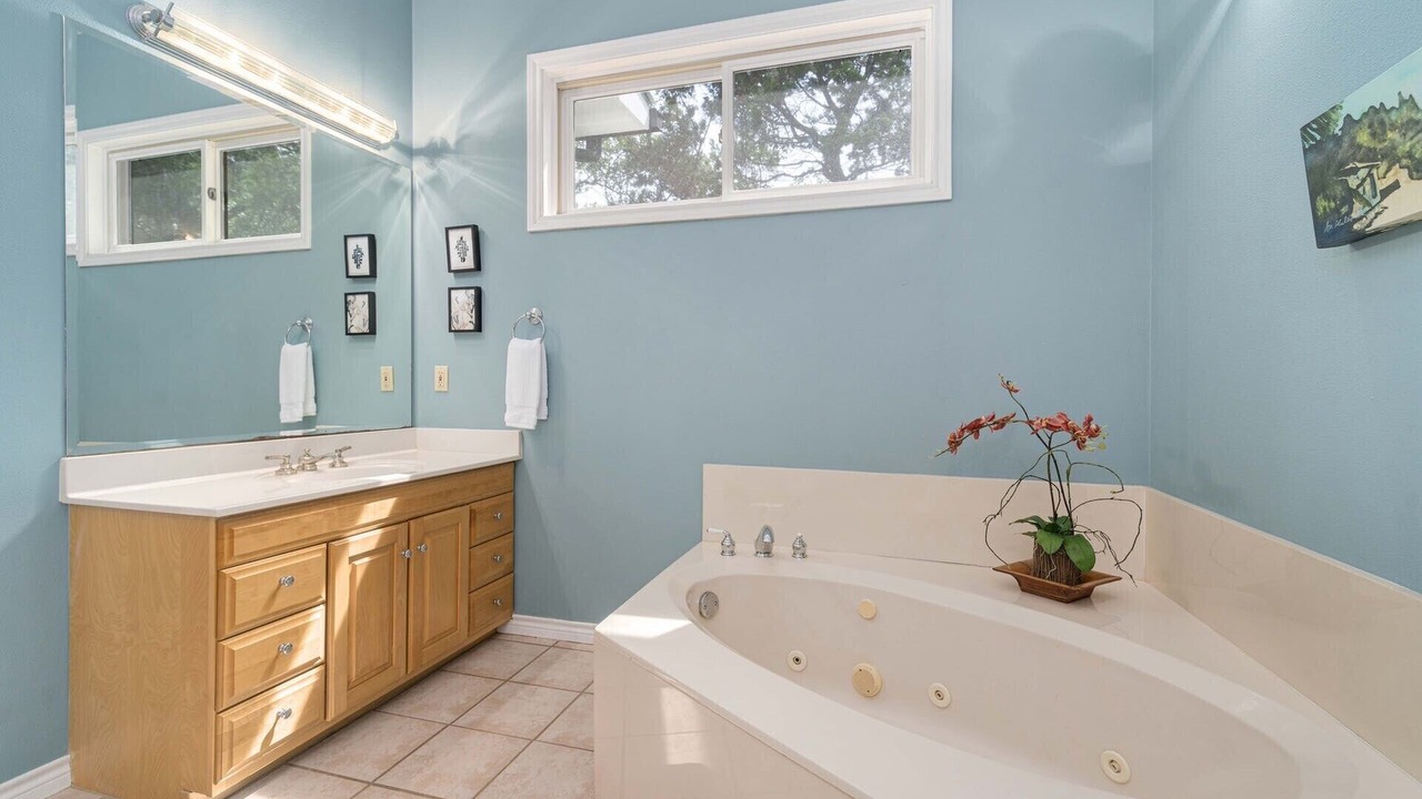 Photo of Bathroom in High Oaks