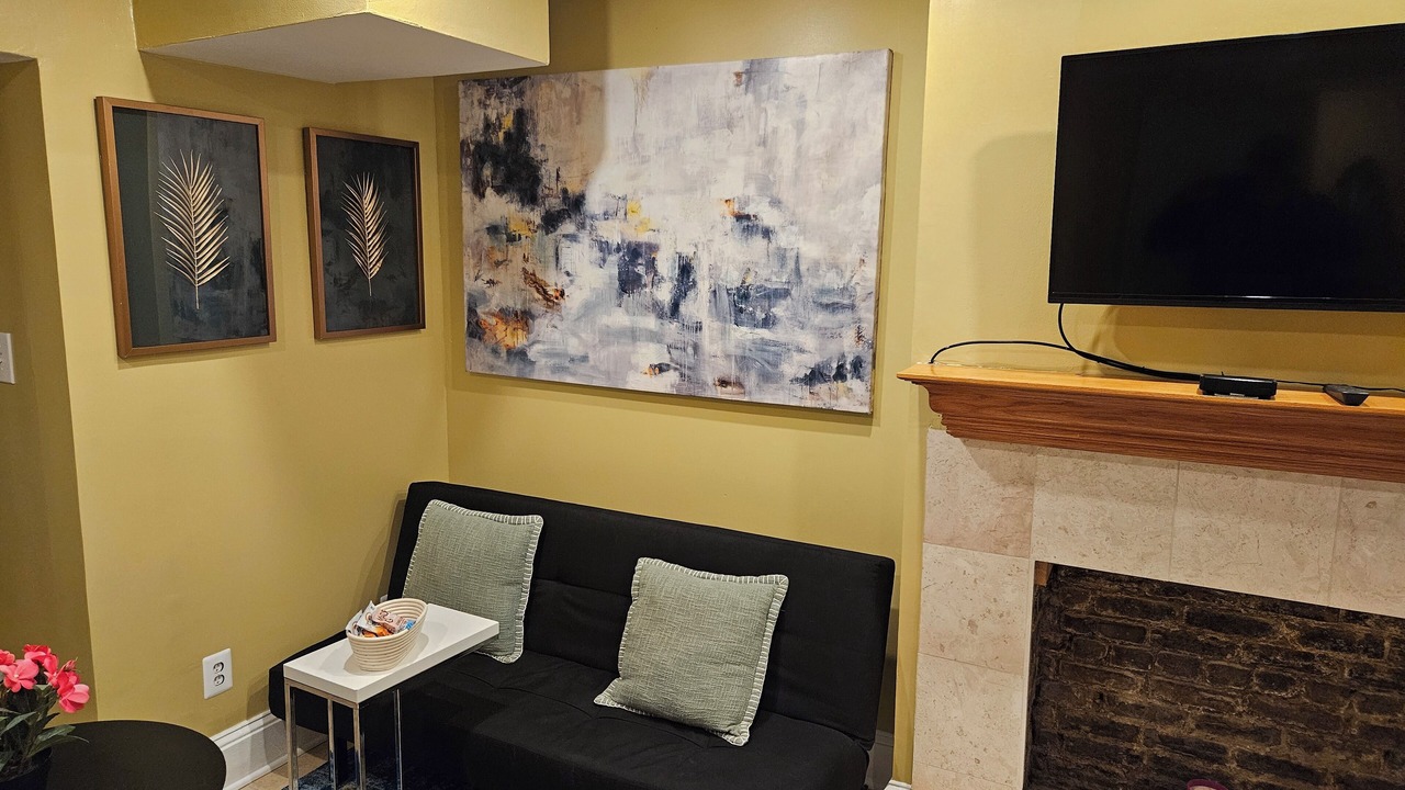 Photo of Livingroom in Truxton Circle