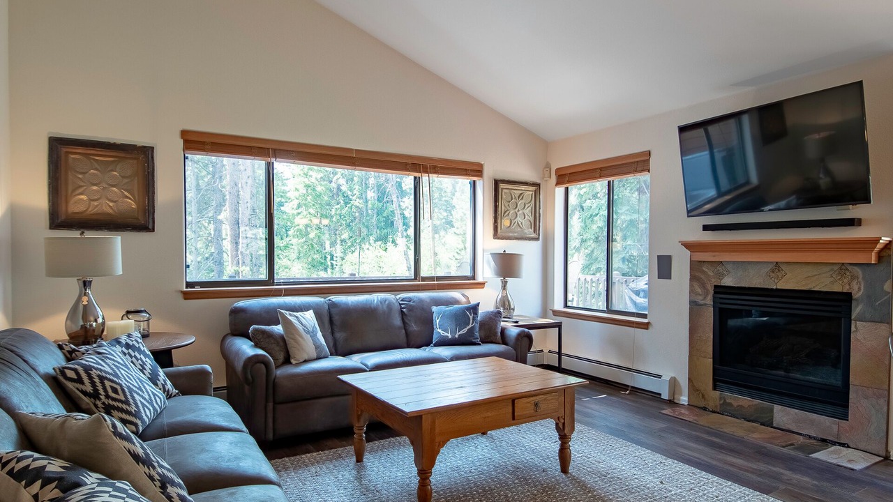 Photo of Livingroom in Peak 8