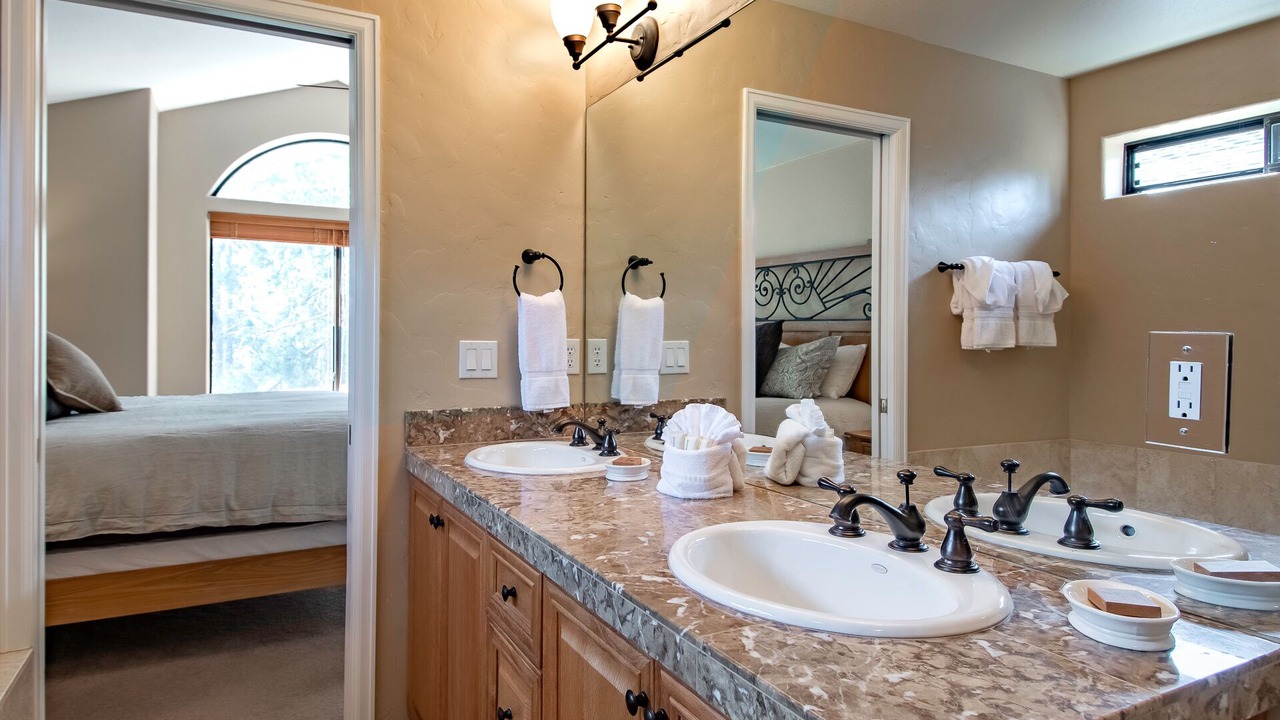 Photo of Bathroom in Peak 8
