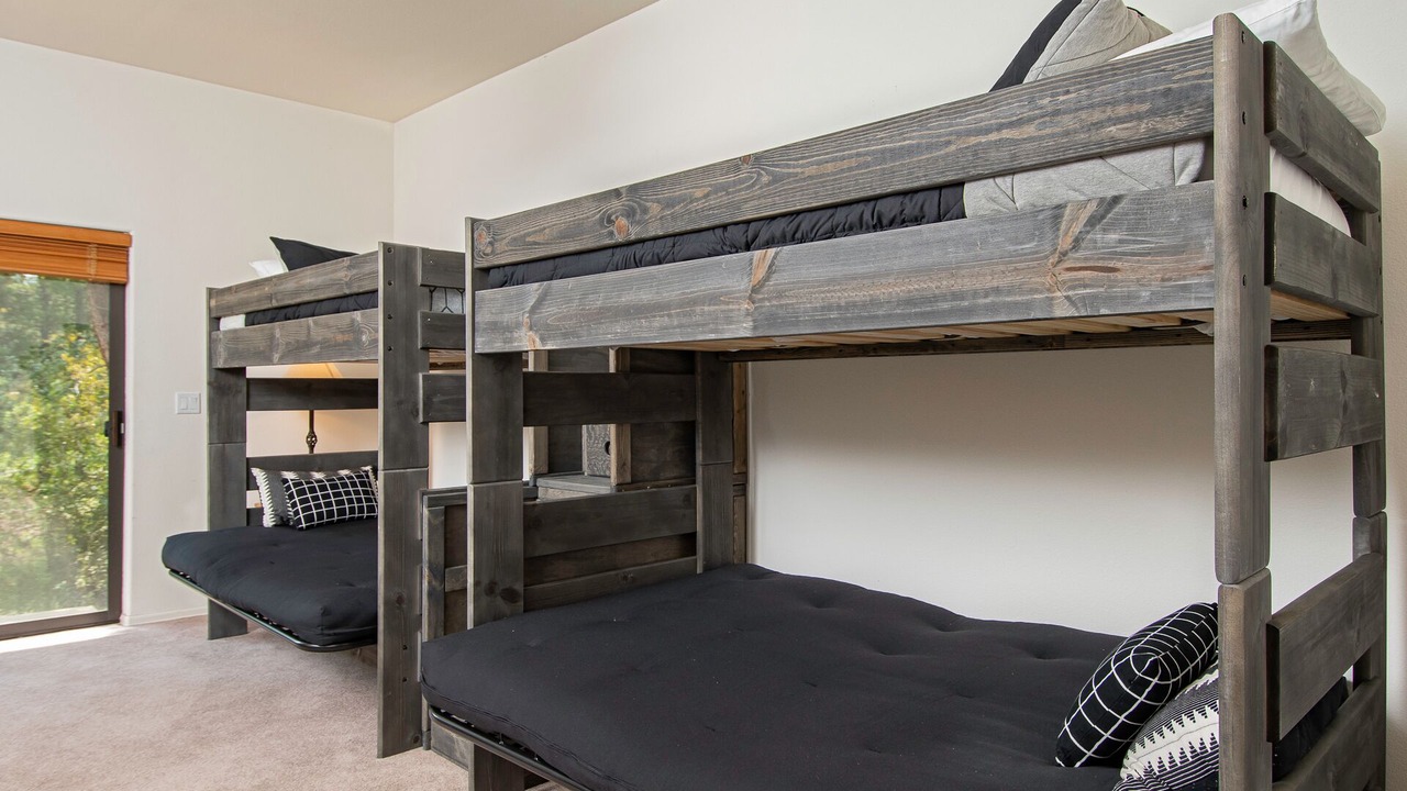 Photo of Bedroom in Peak 8