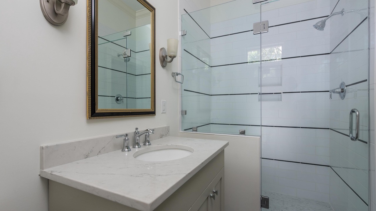 Photo of Bathroom in Vanderhorst Plantation
