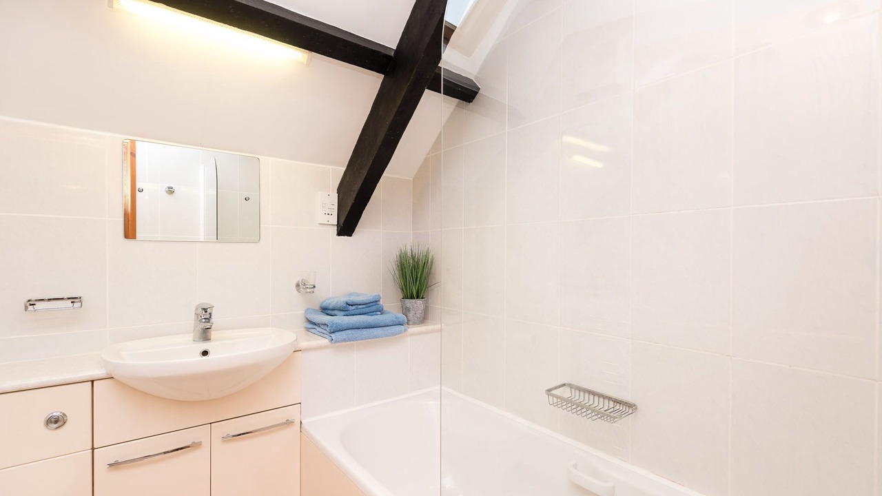 Photo of Bathroom in Looe
