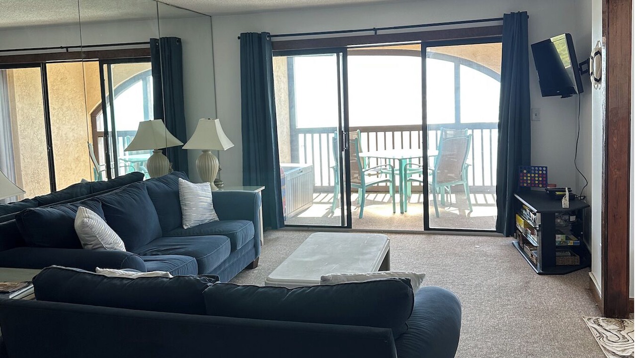 Photo of Livingroom in Arcadian Shores