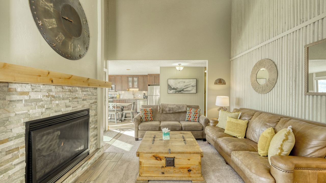 Photo of Livingroom in Peak 8