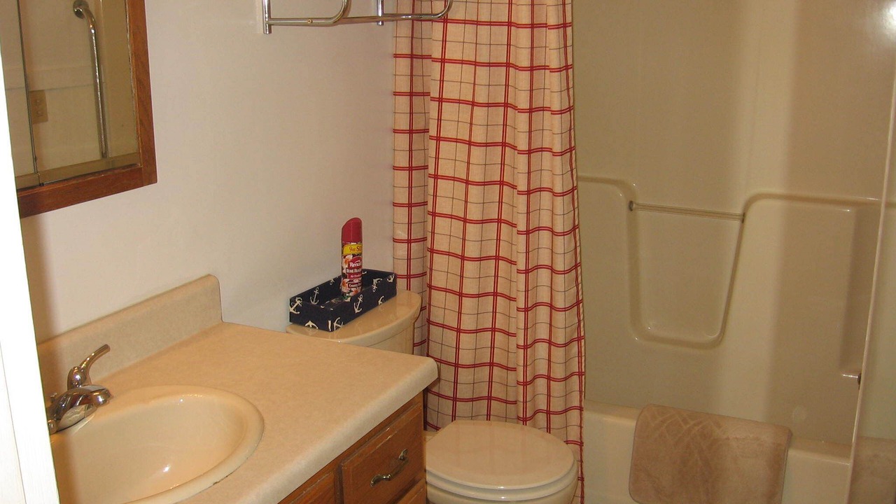 Photo of Bathroom in Lakeview
