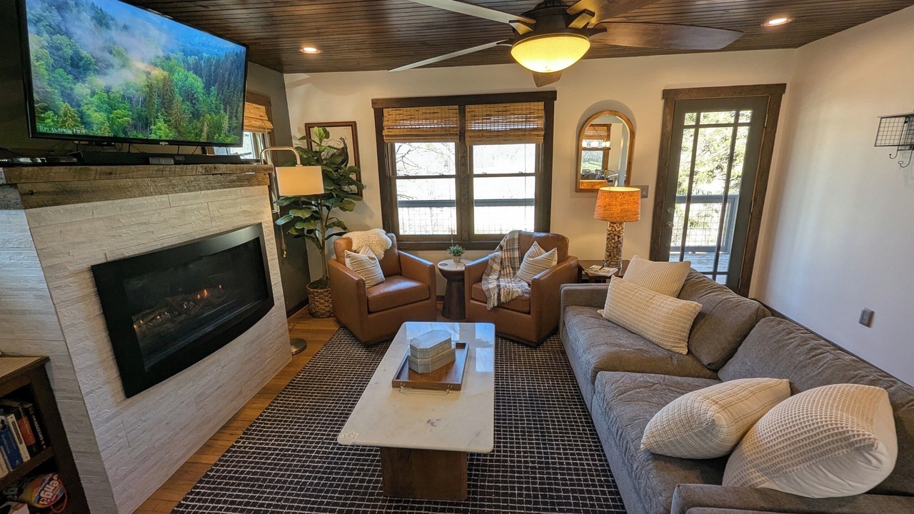 Photo of Livingroom in Sugar Grove