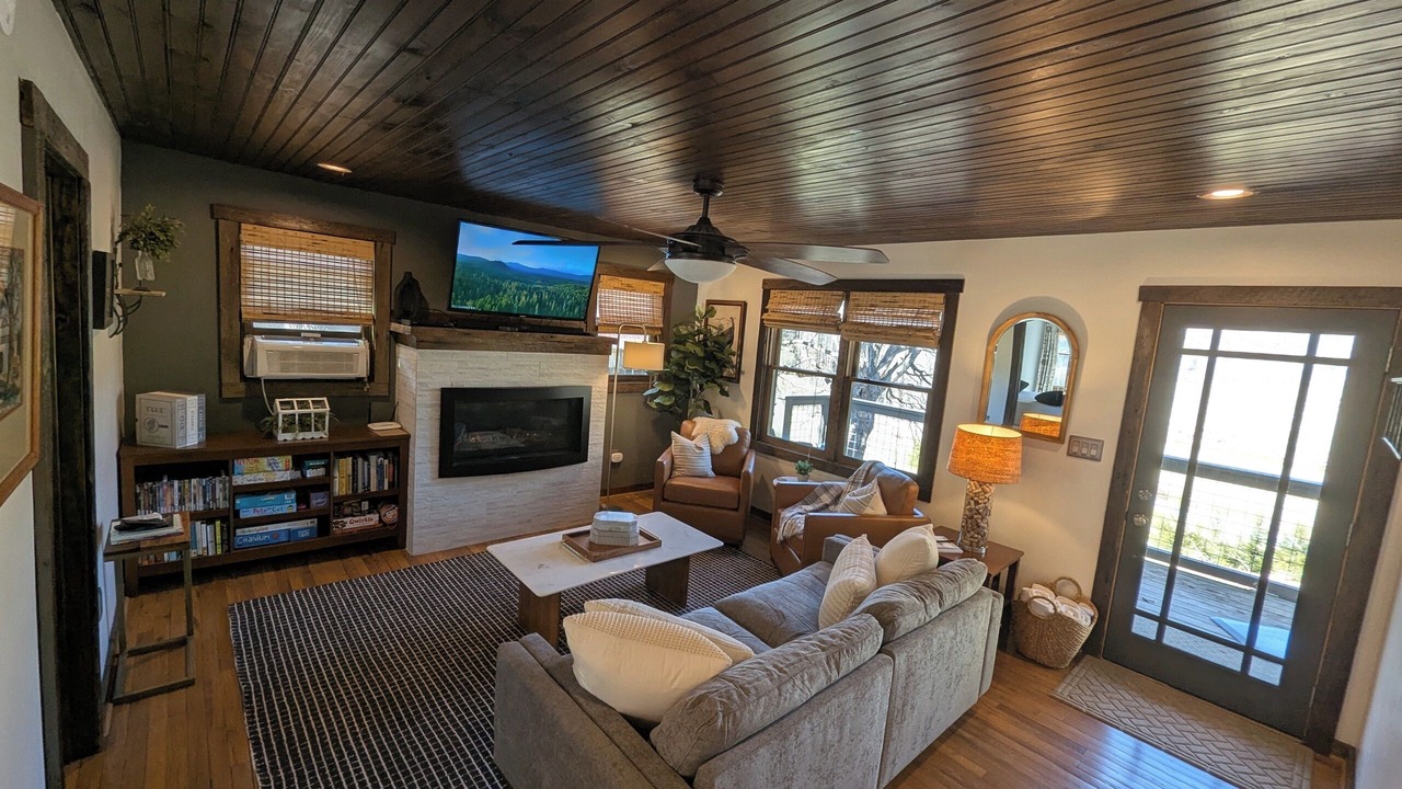 Photo of Livingroom in Sugar Grove