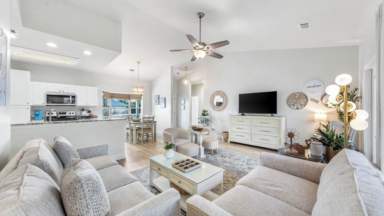 Photo of Livingroom in Clipper Cove