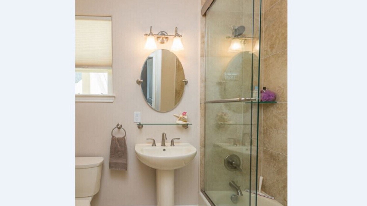Photo of Bathroom in Pirates Beach
