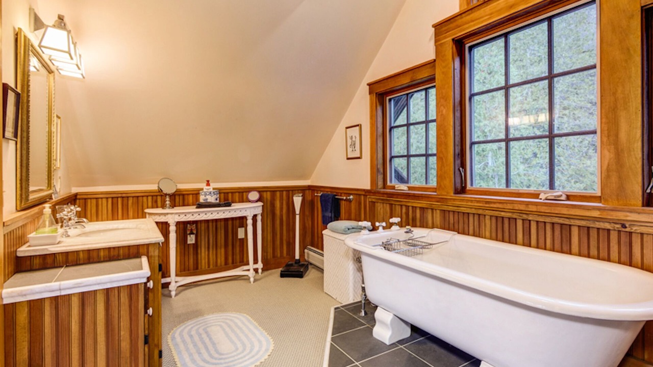 Photo of Bathroom in Hall Quarry