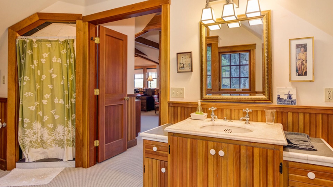 Photo of Bathroom in Hall Quarry