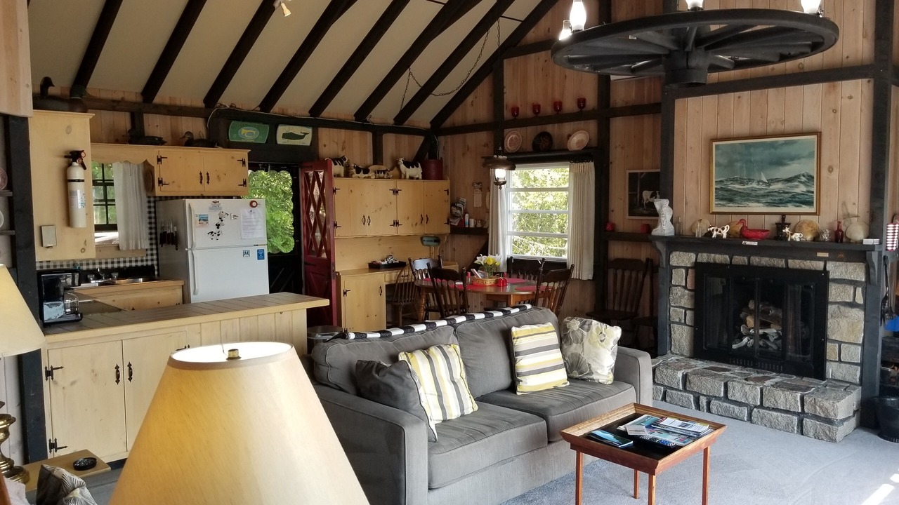 Photo of Livingroom in Hall Quarry