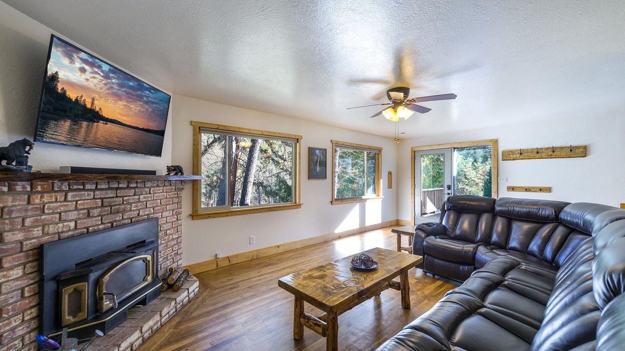 Photo of Livingroom in Yosemite Forks