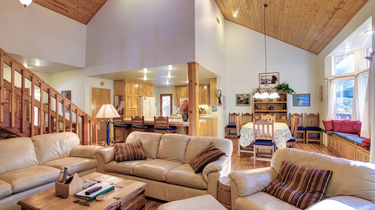 Photo of Livingroom in North Wawona