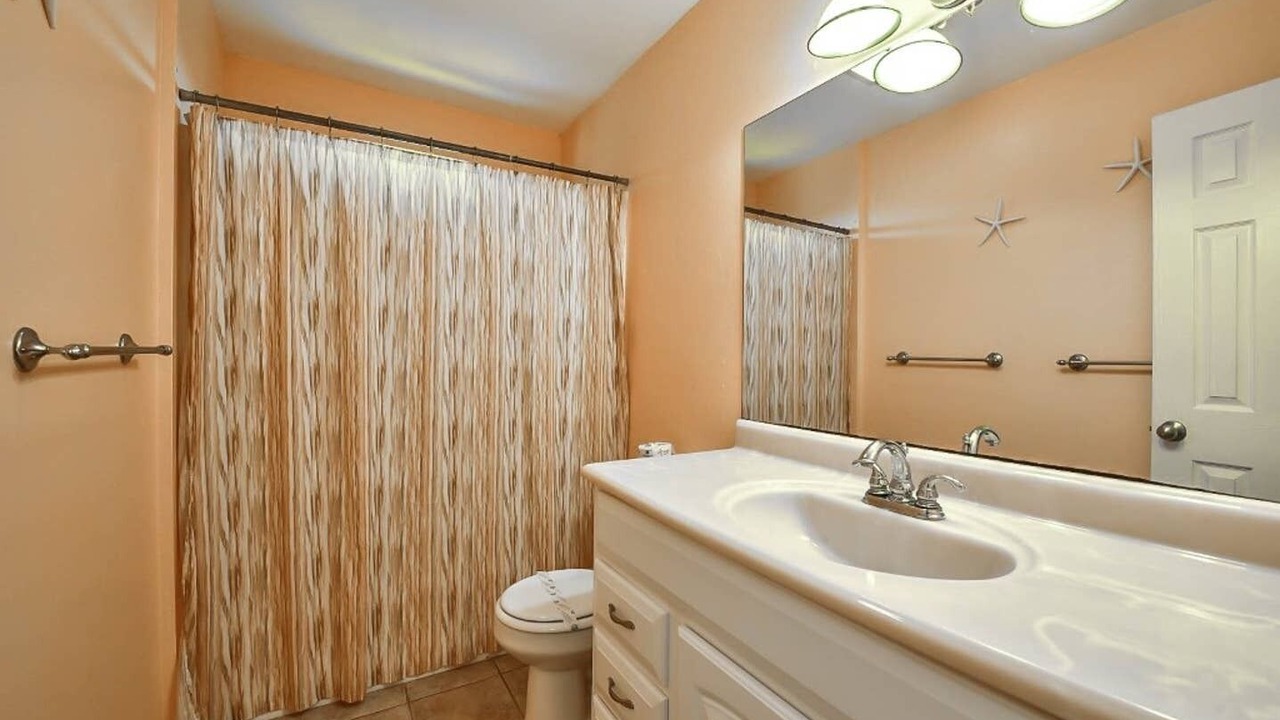 Photo of Bathroom in Pirates Beach
