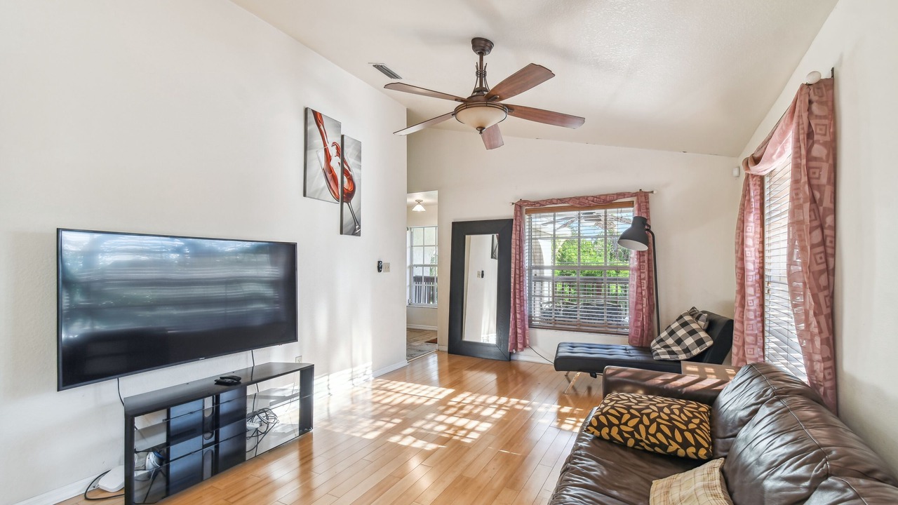 Photo of Livingroom in Town 'n' Country