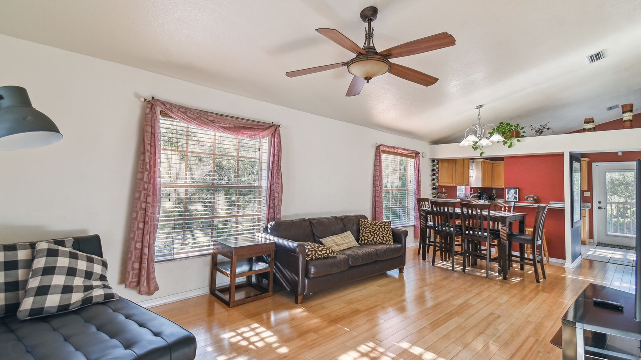 Photo of Livingroom in Town 'n' Country