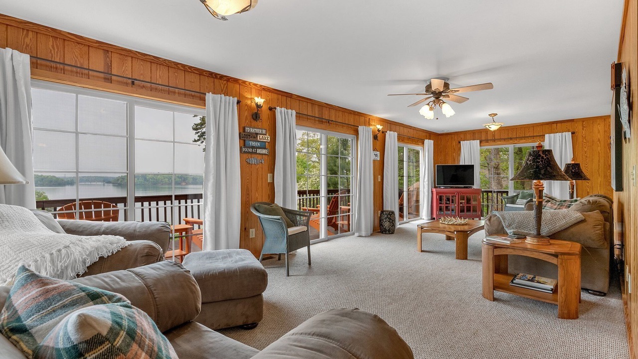 Photo of Livingroom in Six Mile