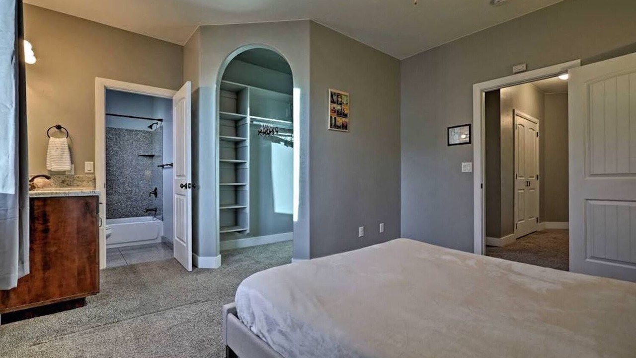 Photo of Bedroom in Hurricane