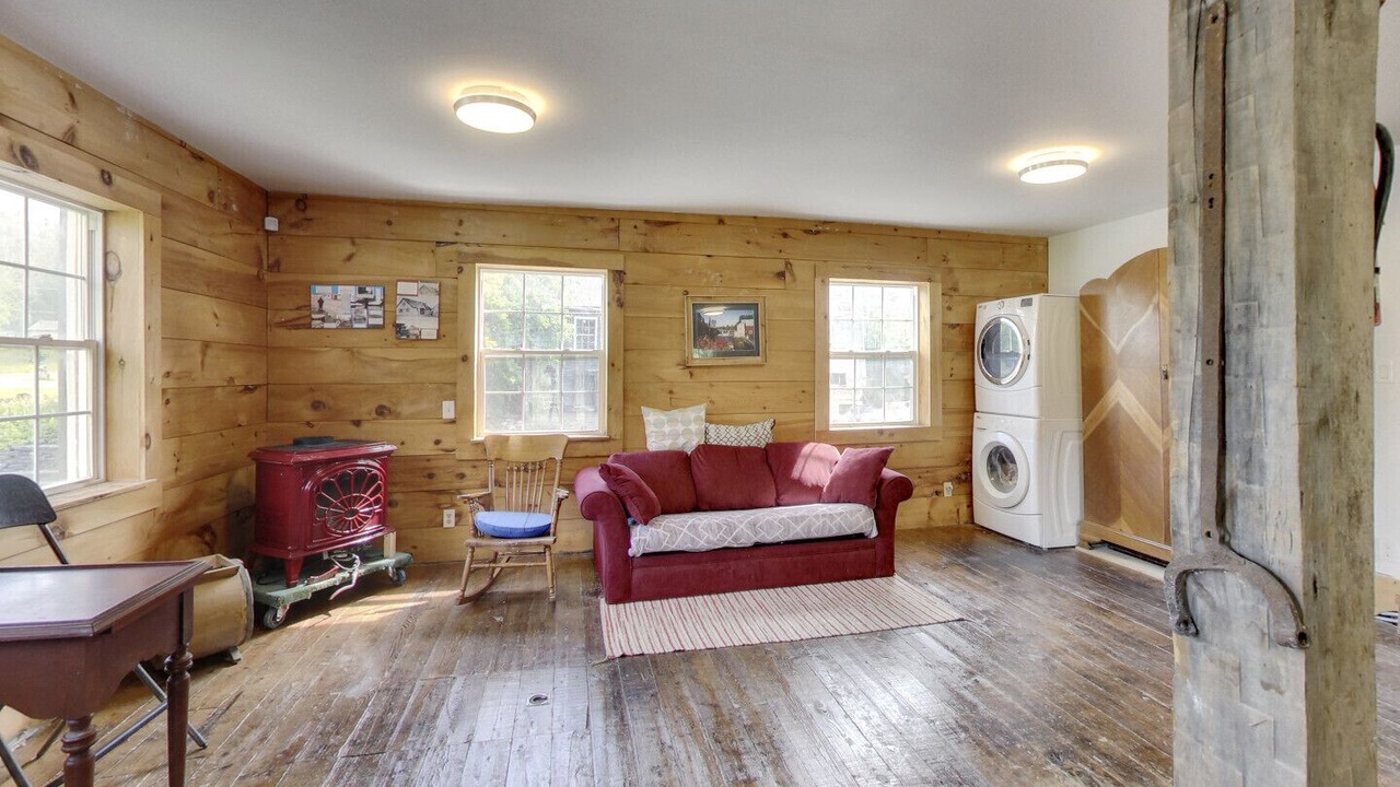 Photo of Livingroom in Quinte West