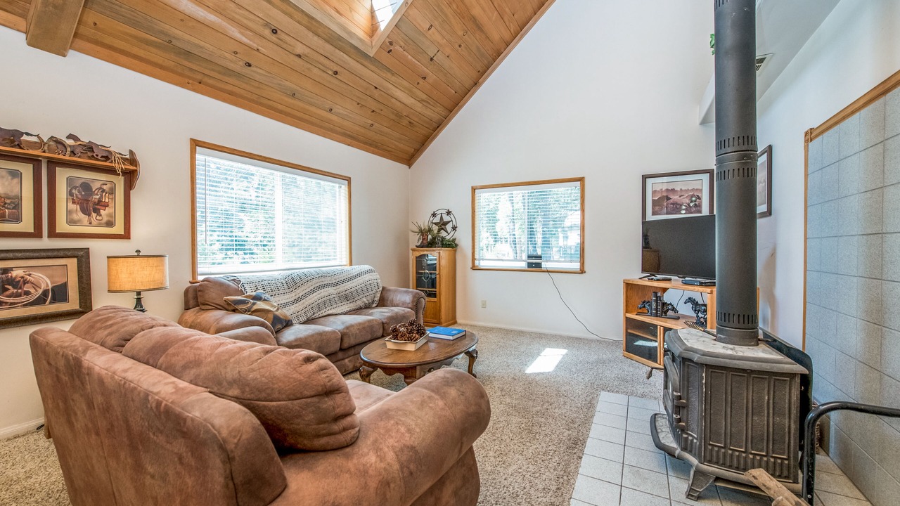 Photo of Livingroom in Shaver Lake