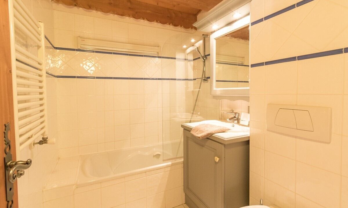 Photo of Bathroom in Arc-1800