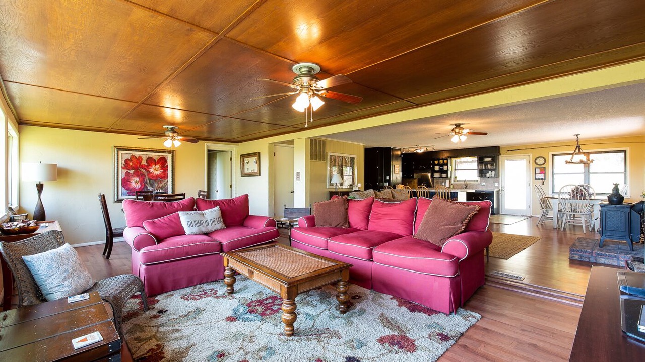 Photo of Livingroom in Pettit