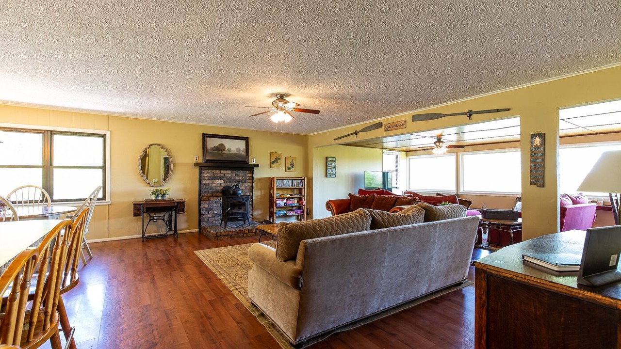 Photo of Livingroom in Pettit