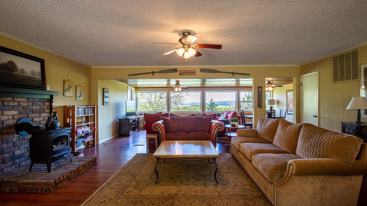 Photo of Livingroom in Pettit