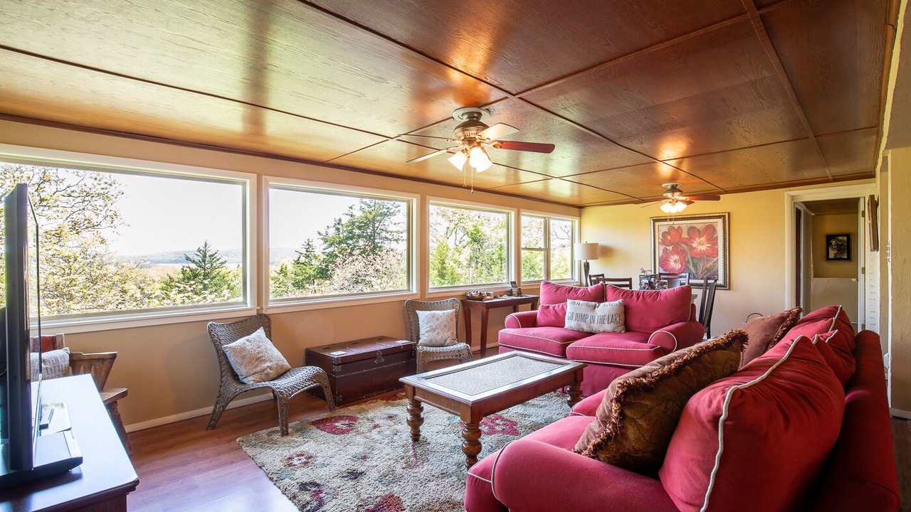 Photo of Livingroom in Pettit