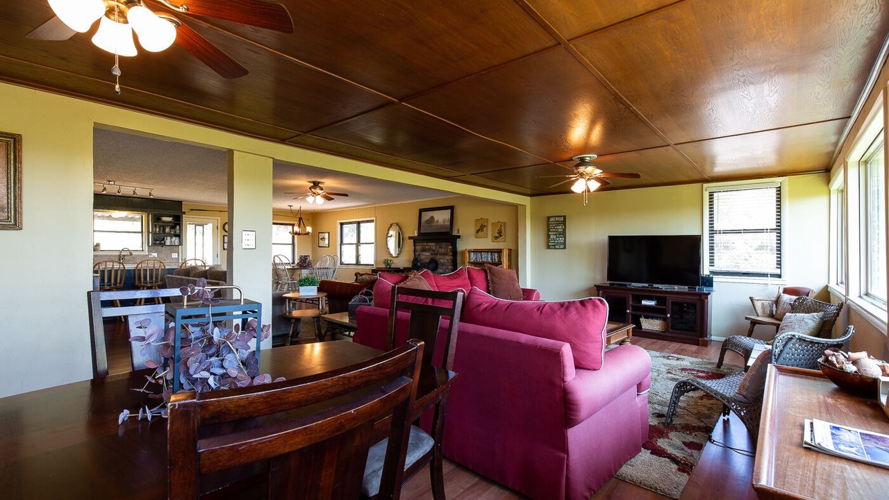 Photo of Livingroom in Pettit