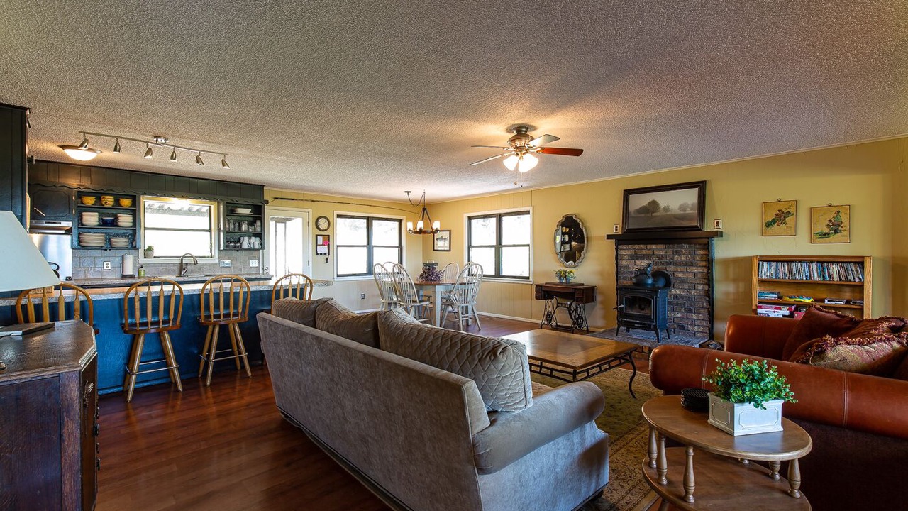 Photo of Livingroom in Pettit