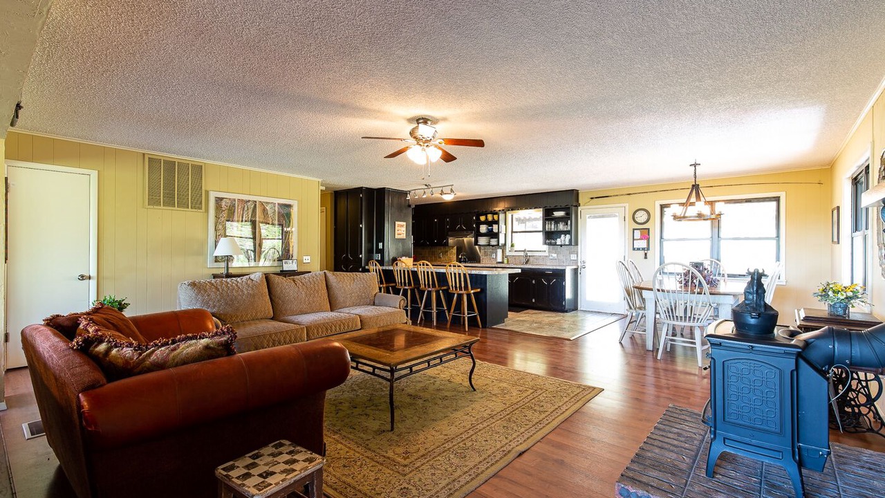 Photo of Livingroom in Pettit