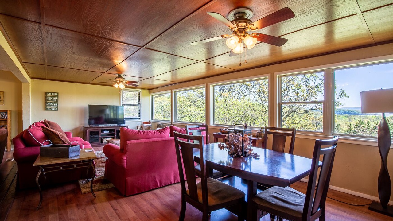 Photo of Livingroom in Pettit