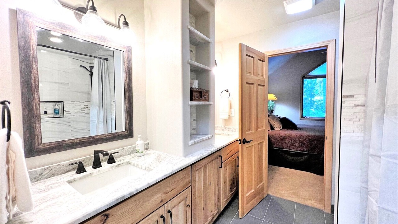 Photo of Bathroom in Peak 8