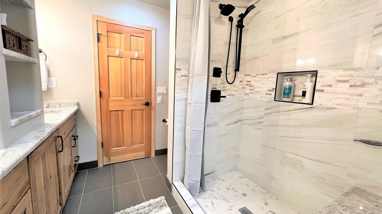 Photo of Bathroom in Peak 8