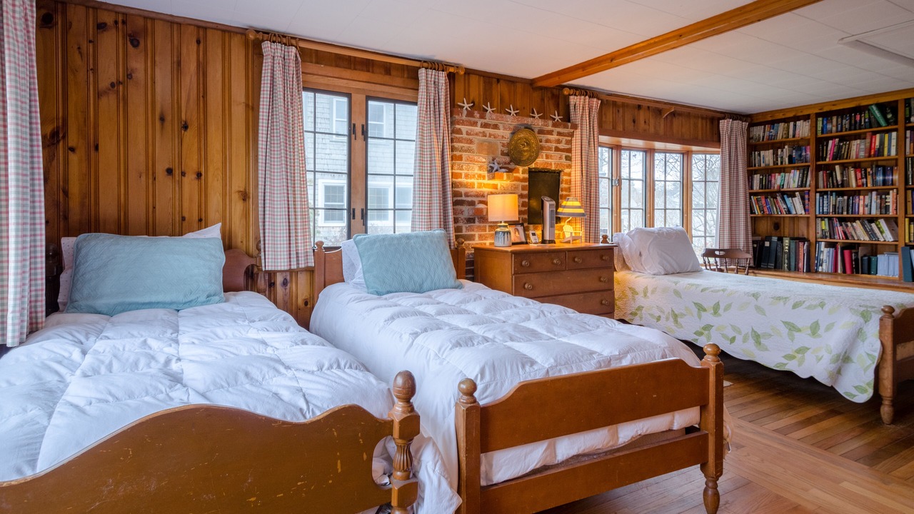 Photo of Bedroom in Popponesset