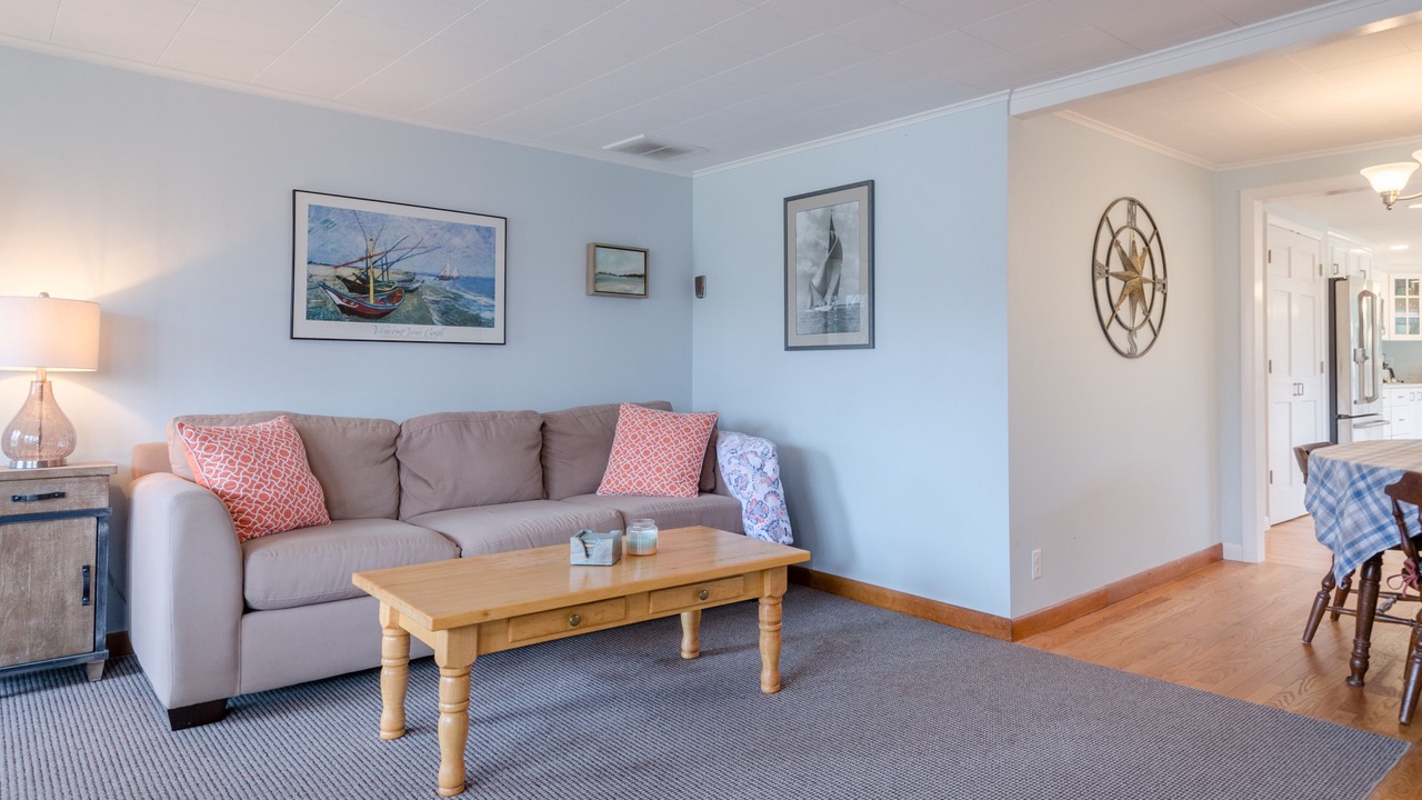Photo of Livingroom in Popponesset
