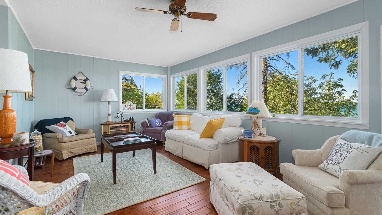 Photo of Livingroom in Mackinaw City