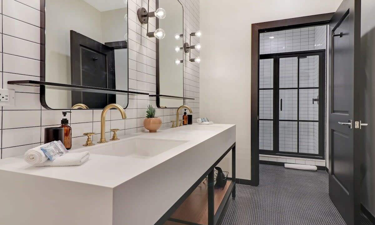 Photo of Bathroom in Arts/Warehouse District