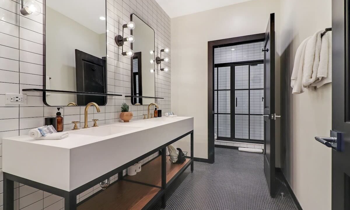 Photo of Bathroom in Arts/Warehouse District