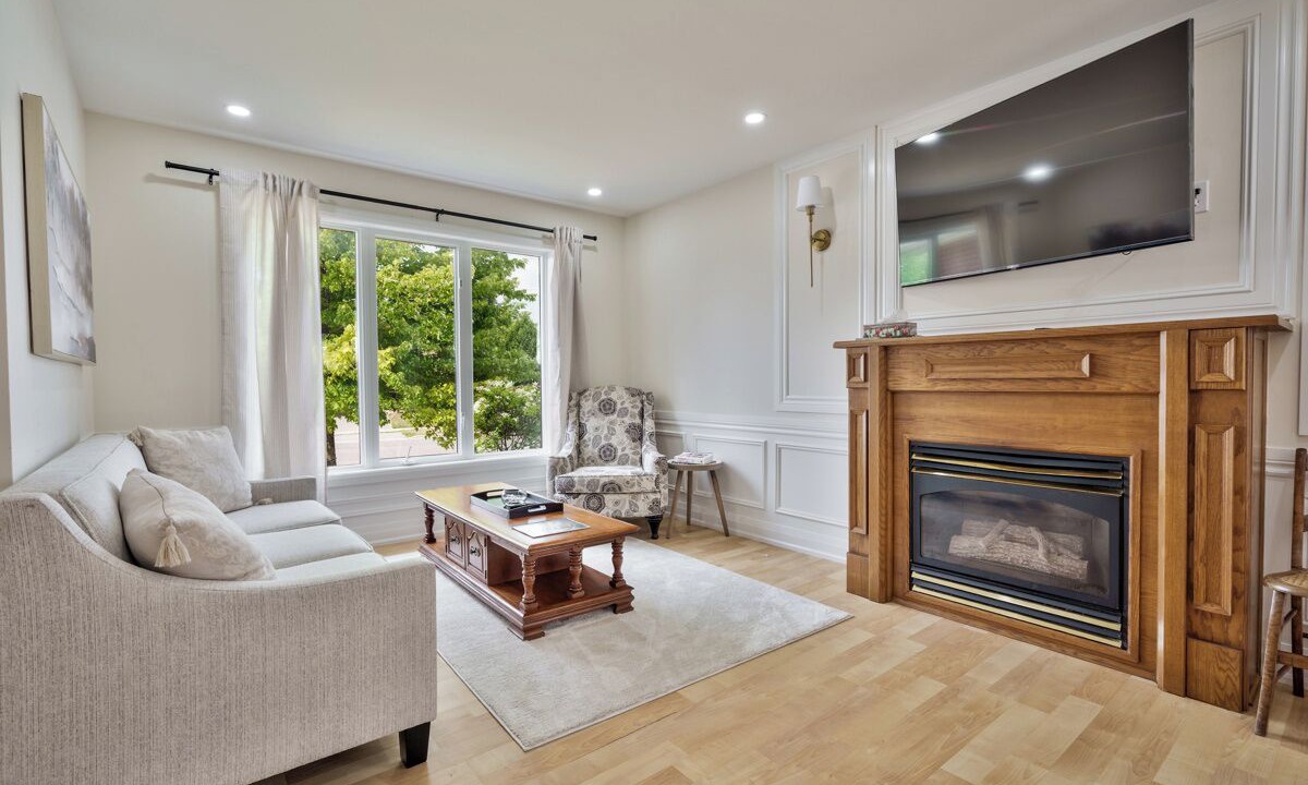 Photo of Livingroom in Lindsay