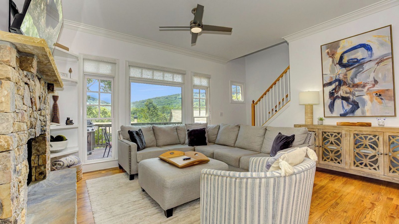 Photo of Livingroom in Big Canoe