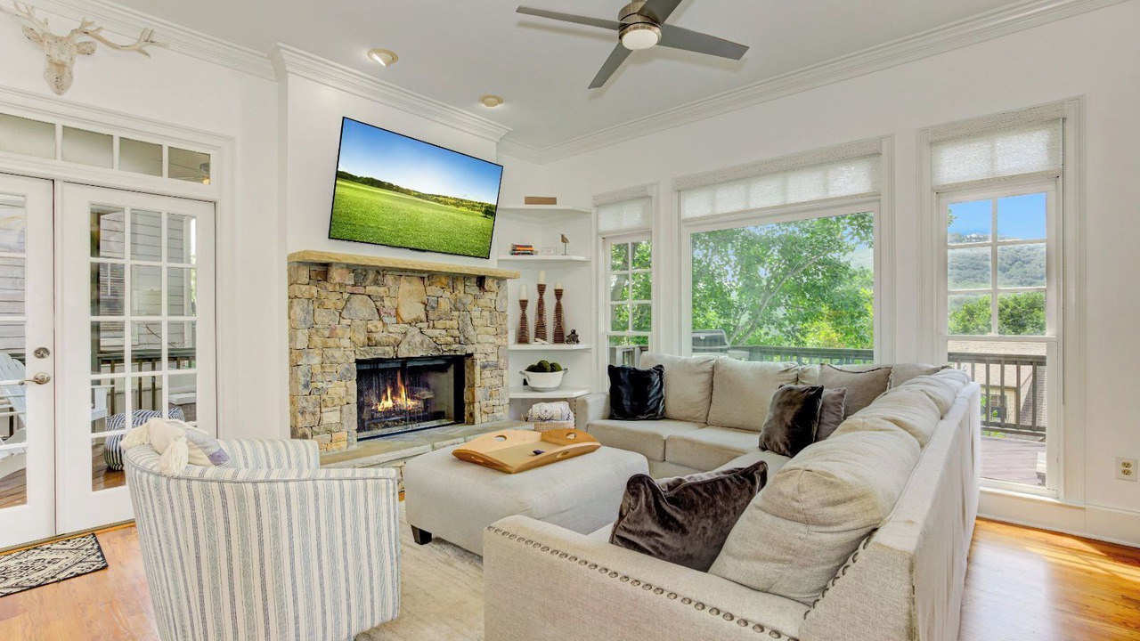 Photo of Livingroom in Big Canoe