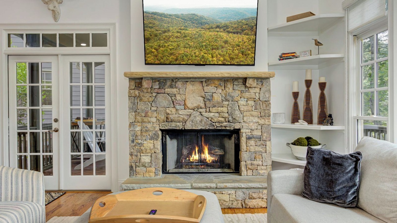 Photo of Livingroom in Big Canoe
