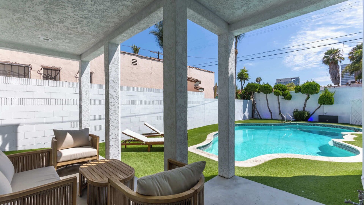 Photo of Outdoor in Mid-Wilshire