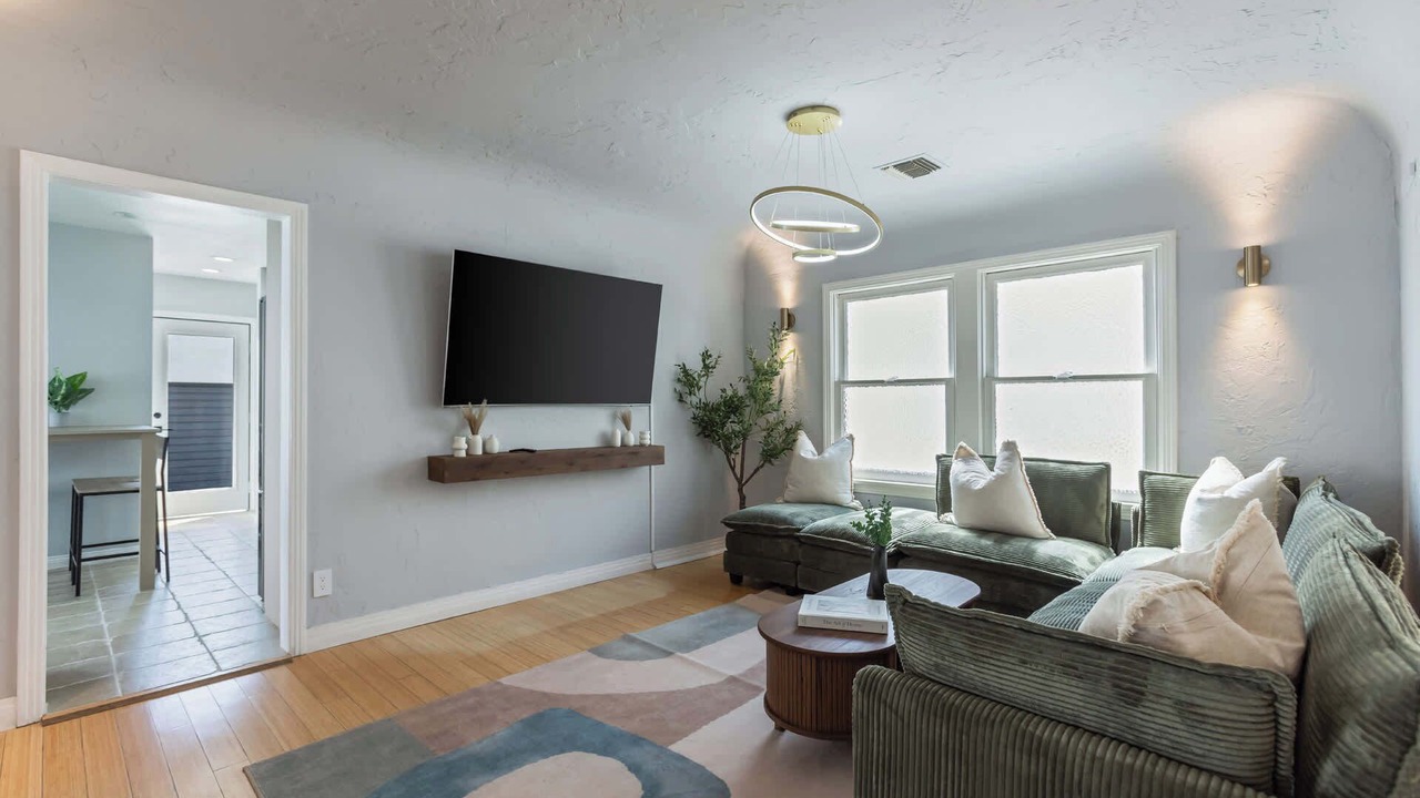 Photo of Livingroom in Mid-Wilshire